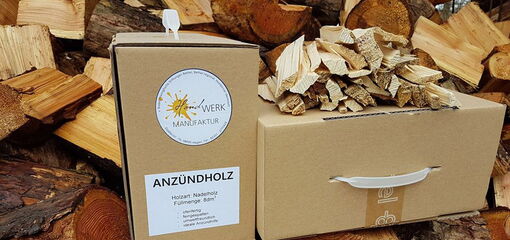 Verpacktes Anzündholz auf einem Stapel Holz