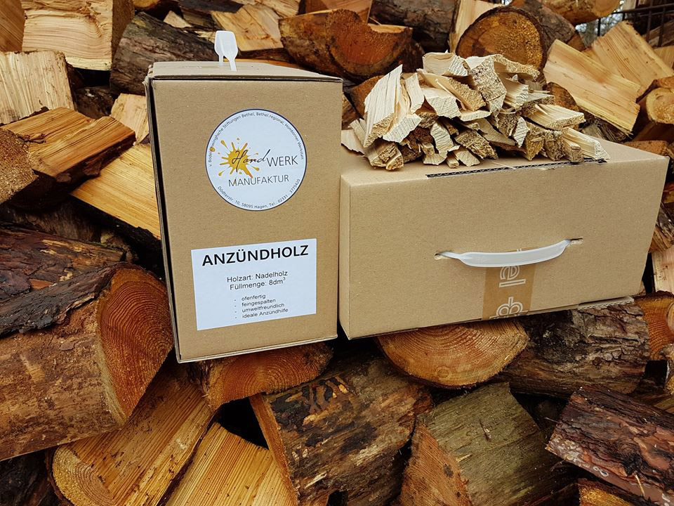 Verpacktes Anzündholz auf einem Stapel Holz
